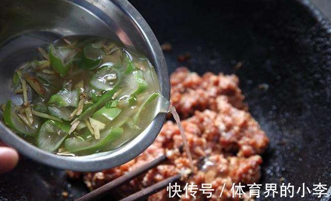 调肉馅时,500克肉放多少水?分享正确做法,饺子饱满多汁不干柴