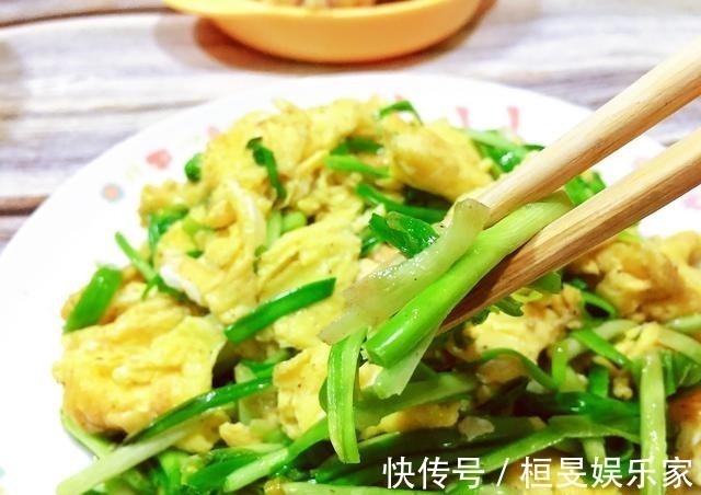 下饭|今天来做道经典美食蒜苗炒鸡蛋，香气四溢，清脆爽滑，超级下饭
