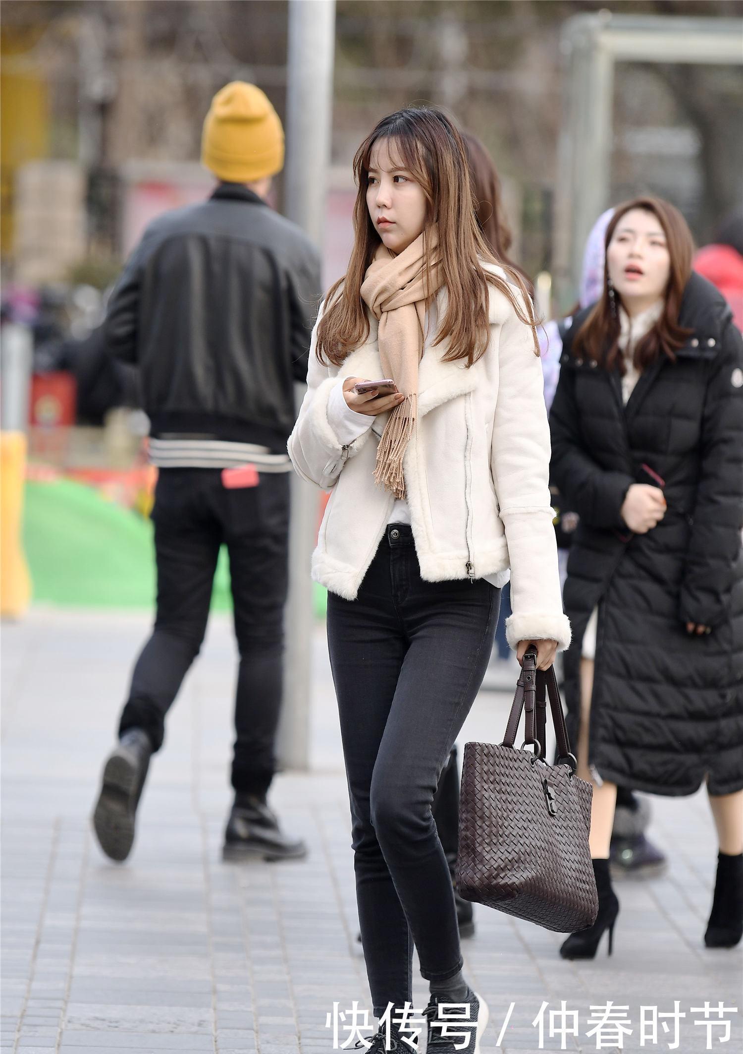 款式|麻灰色的短裙,搭配肉色打底裤,修身效果很好看