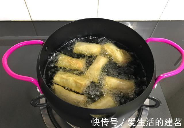 肉馅|一张豆皮一块肉,教你做特色美食,喷香酥脆,上桌就光盘
