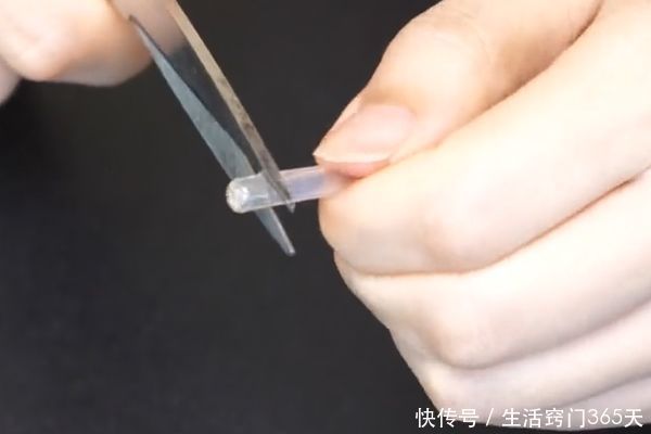 破旧雨伞不要扔,把笔芯缝在上面,解决了困扰大家的一个大烦恼!