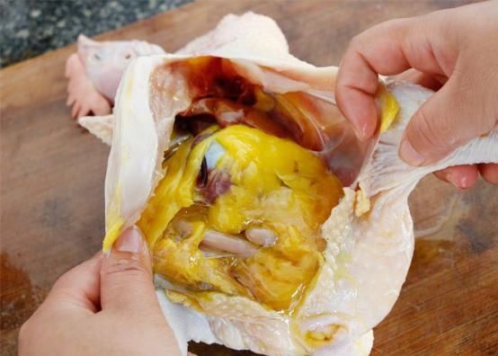 杀鸡时,鸡肚子里有一大块“黄油”,是丢掉还是吃进去?涨知识了