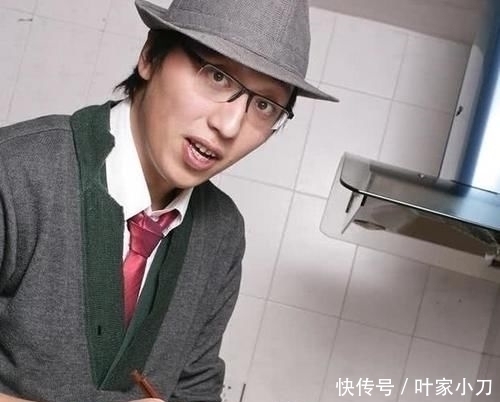 參觀華少住的豪宅,衣帽間塞滿名牌服飾,當主持人撈金能力很恐怖