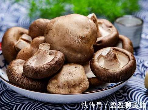 伞盖|买香菇时,尽量避开3种,菜农教您挑选技巧,香菇新鲜又好吃