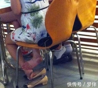 |搞笑图片幽默段子笑话:这是我见过最休闲的狗,人不如狗系列啊