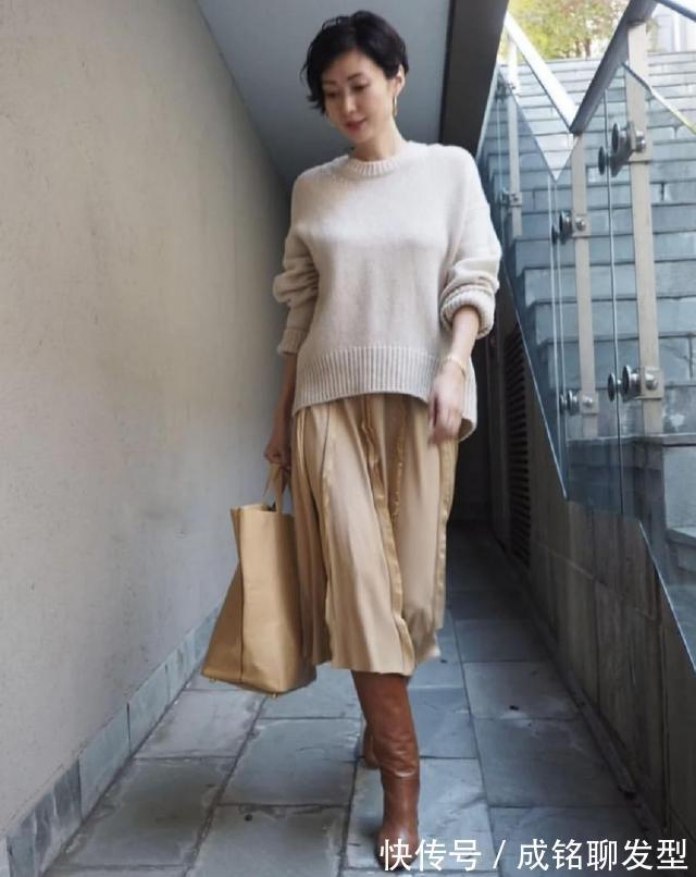 穿搭|这才是40岁女人最好看的穿搭,自然真实不“装嫩”,优雅又养眼
