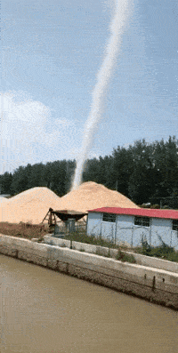 |搞笑GIF：霸气了我的姐 这辈子见过最拉风的走路姿势