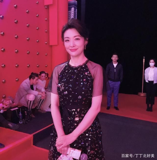 遛狗|52岁周涛去遛狗都穿这么美,印花连衣裙配鱼骨辫,显贵不止10倍