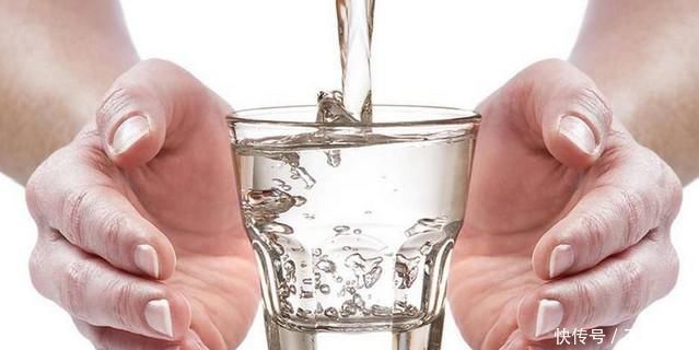喝酒|喝酒的人总是喝茶好,还是喝开水好答案是“突然意识到“