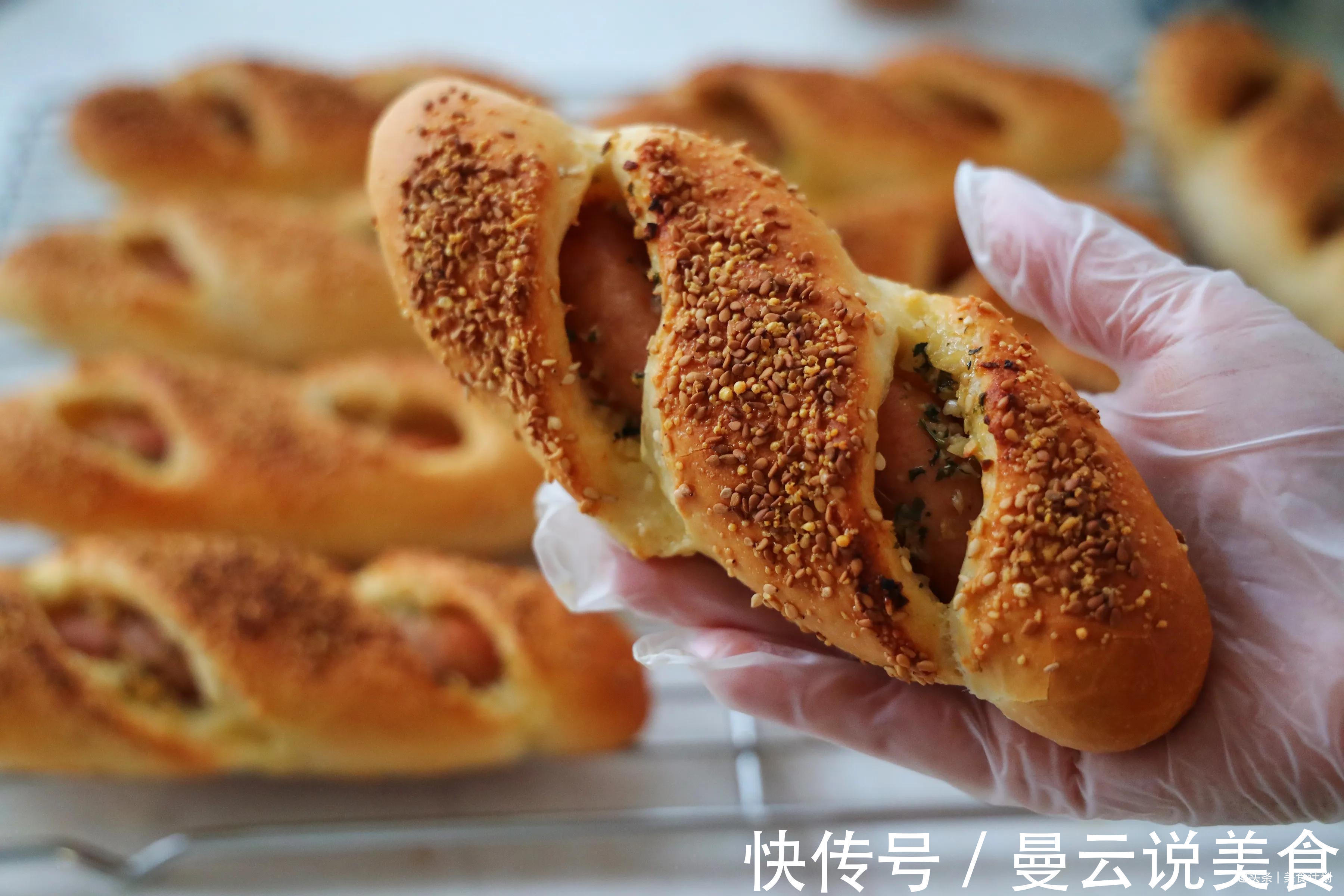 最近迷上了一款早餐面包,不用揉出膜,简单易做,关键超好吃