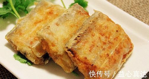 炸带鱼时，用面粉好还是淀粉好？厨师教我正确做法，带鱼酥脆美味