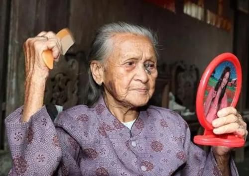 臭味|年龄大了会出现“老年臭”?提醒:50岁后若做好4件事,老了没味