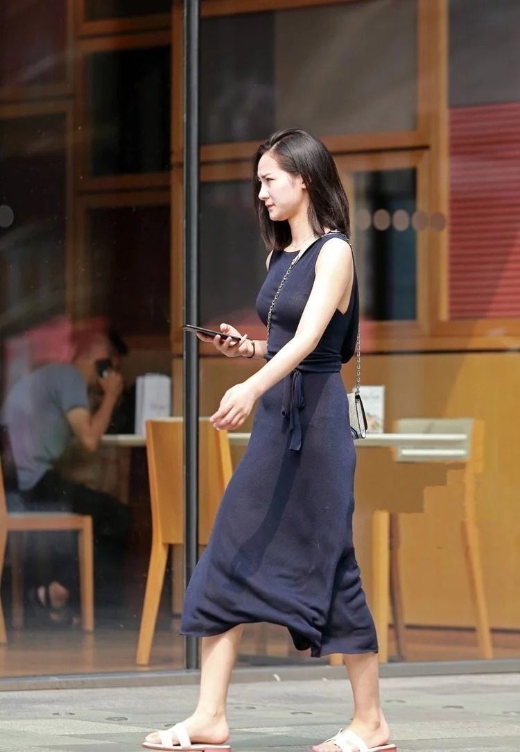 街拍:卷发配上粉色衣服,美女看起来好妩媚,真漂亮