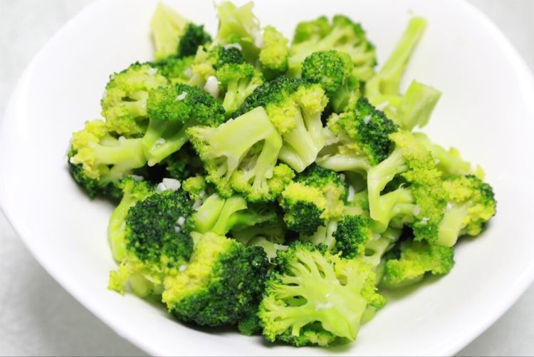 炒西兰花，焯水还是直接炒？原来弄错了做法，怪不得不爽脆不入味