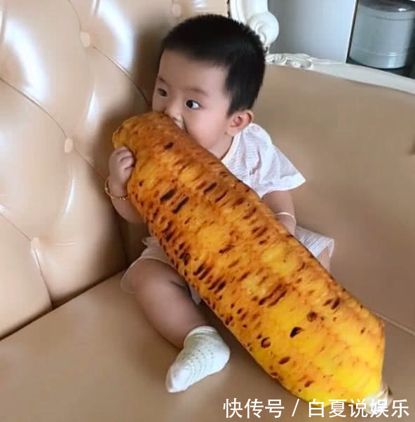 女子出门买菜,把孩子交给丈夫带,回来一看笑喷了