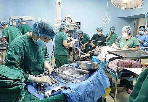 产妇|妊妇无麻醉直接剖宫产,医护人员含泪接生!女人才懂为母则刚