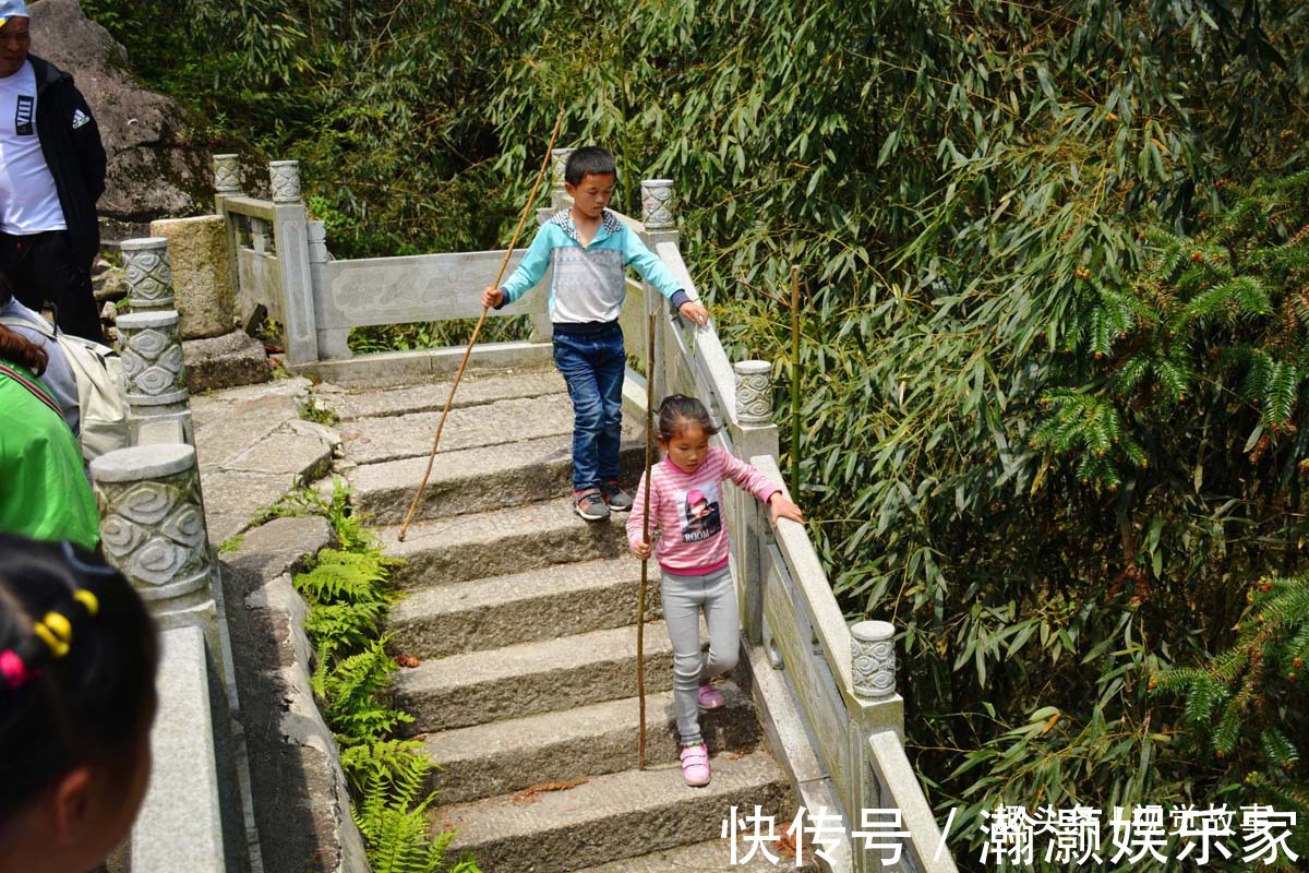 寺庙|山中古寺庙全部由石头砌成，石缝冒水大人小孩抢着喝，可惜带不走