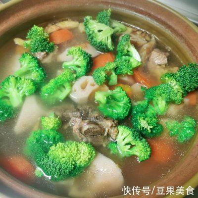 胡萝卜|这道西蓝花排骨汤，家人天天求我做