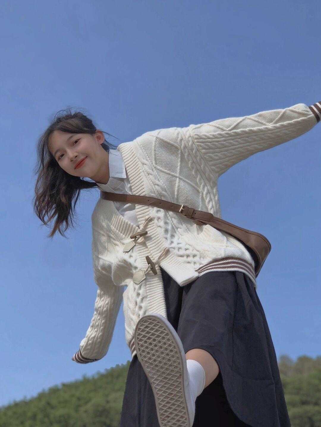 针织 早春不知道怎样穿?针织毛衣+半身裙是顶配,学会再也不用发愁了