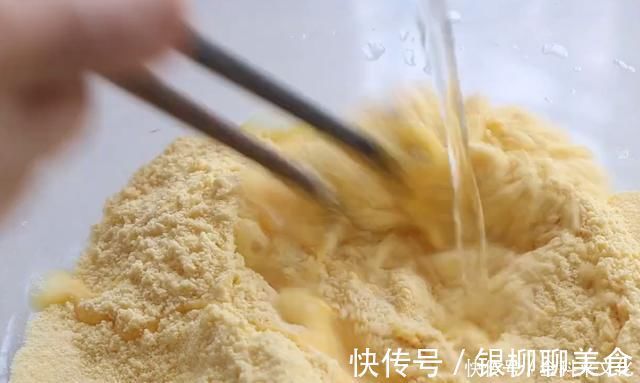 分享一款玉米面鸡蛋小饼,不水蒸不油炸,香软营养,孩子特爱吃
