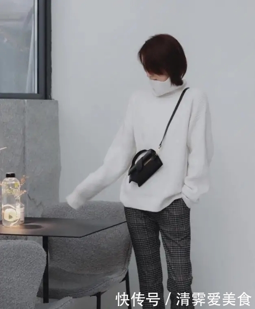 真正时髦的女人,入冬都少不了一件“白色毛衣”,简单搭配就很美