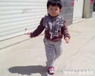 爸爸|新买的鞋子,宝宝穿上就哭,妈妈生气,爸爸却从中抠出一物