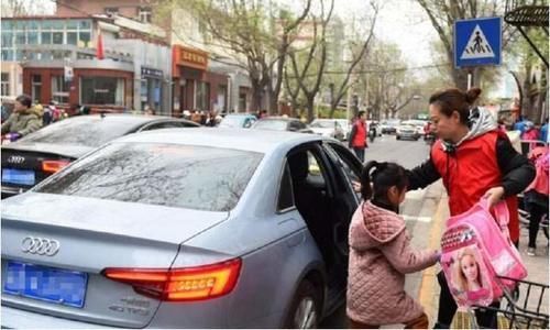 专家“批判”接送孩子现象,希望向日本教育机制看齐,被家长怒怼