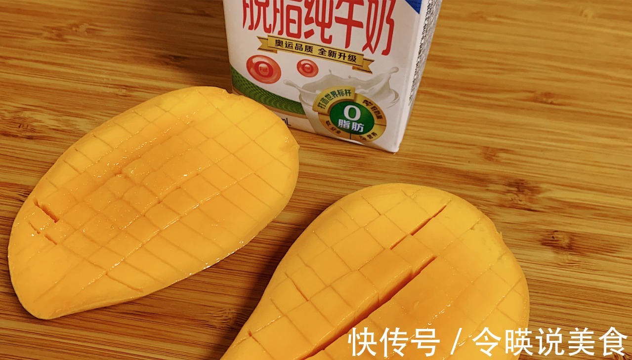 芒果和牛奶做,好吃到碗中见底,香甜又营养,小朋友们都爱吃