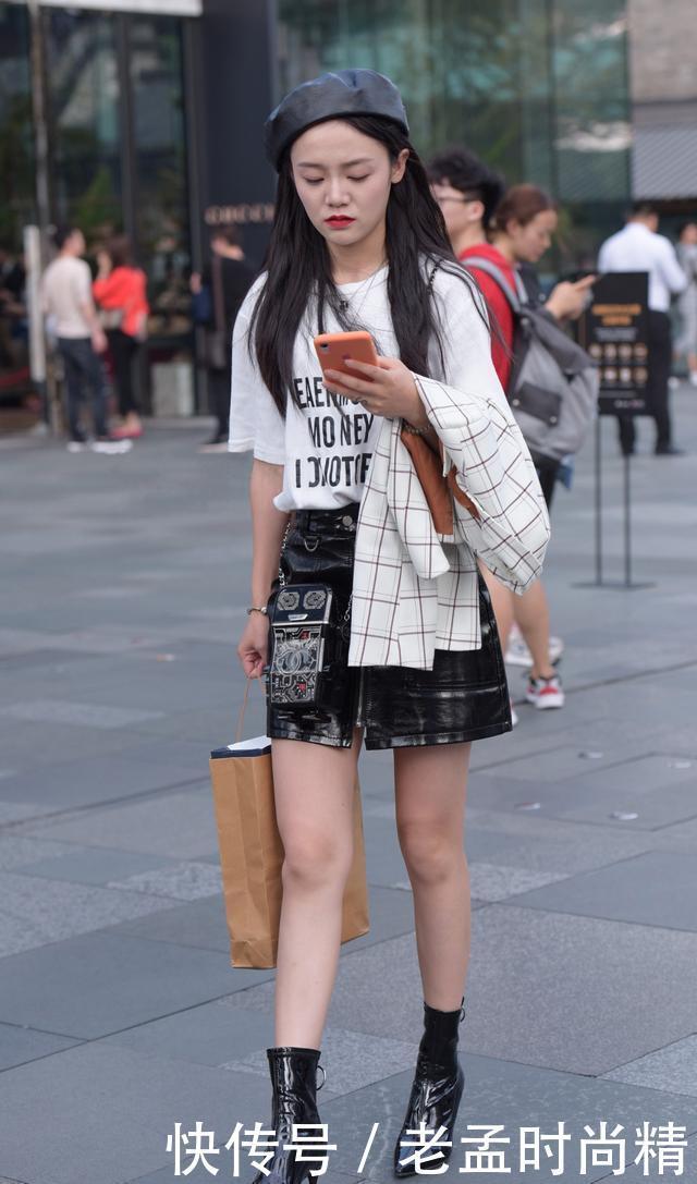 姑娘|街拍：暖冬, 时髦的姑娘穿皮裙、穿皮靴、戴皮帽, 穿出挺括硬朗风
