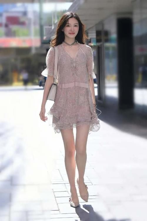 尖头|时尚浅色薄纱款连衣裙,搭配同色尖头高跟鞋,尽显出青春迷人的美