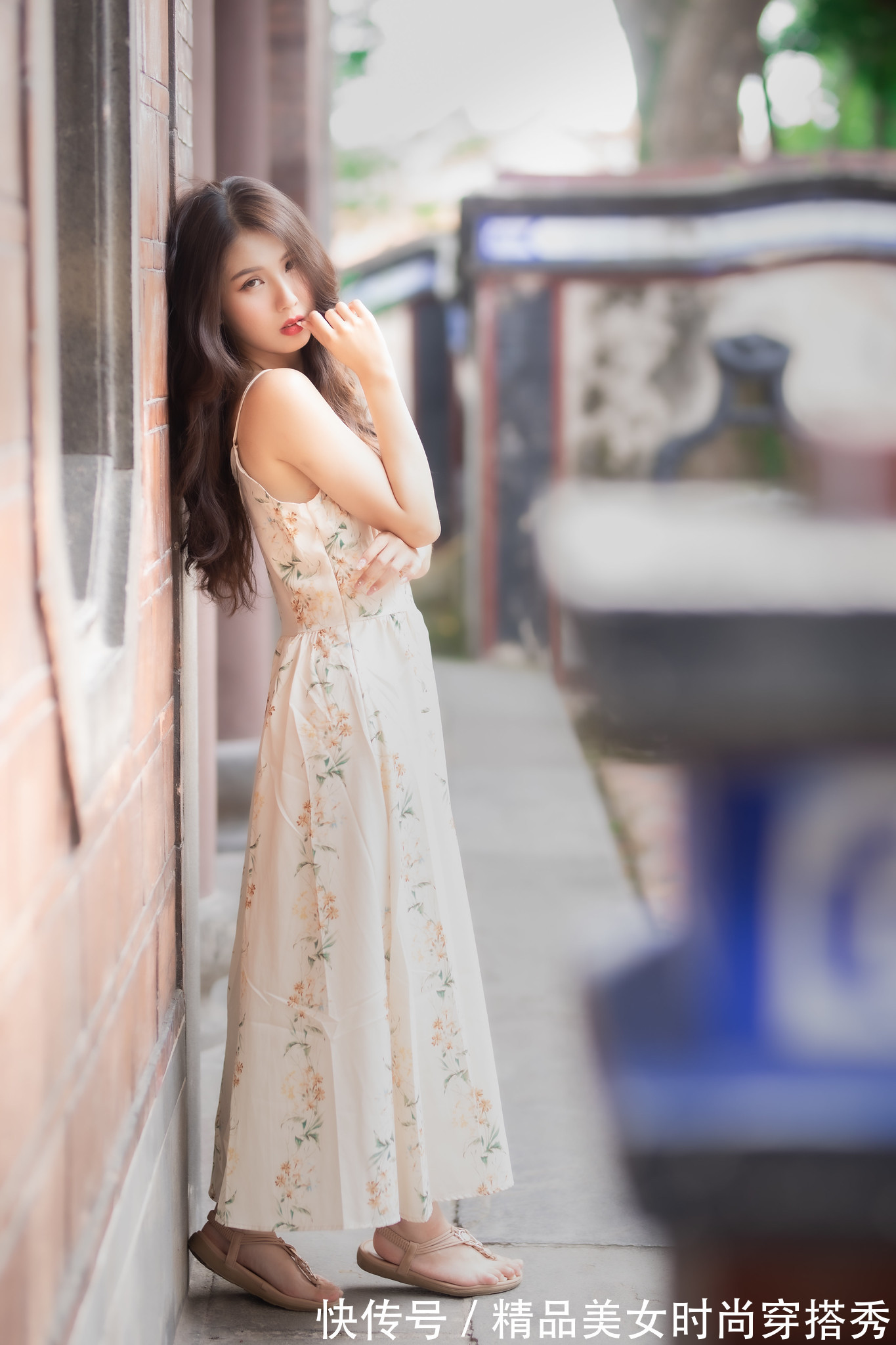 小凉鞋 吊带连衣裙清凉简约,搭配一双简单的小凉鞋就能够轻松驾驭!