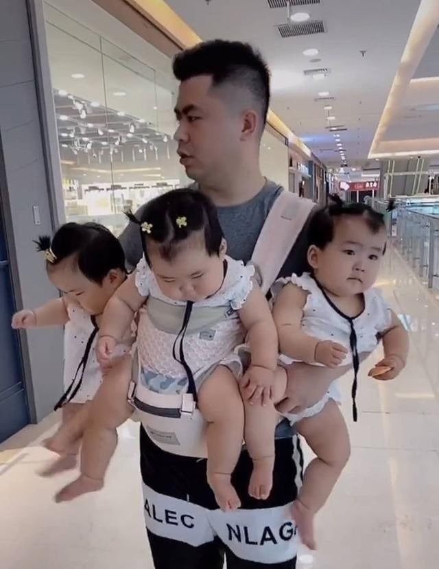 宝妈|爸妈带仨娃逛商场,爸爸怀抱成必争之地,妈妈坐小推车不香吗