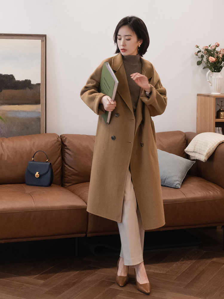 小个子 放弃打底裤吧,潮人更喜欢“大衣+小白裤”,清爽时髦显腿长!