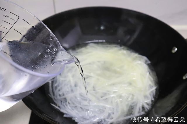 暖和|天冷适合多喝汤,推荐1道暖胃汤,做法简单,喝完暖和和的