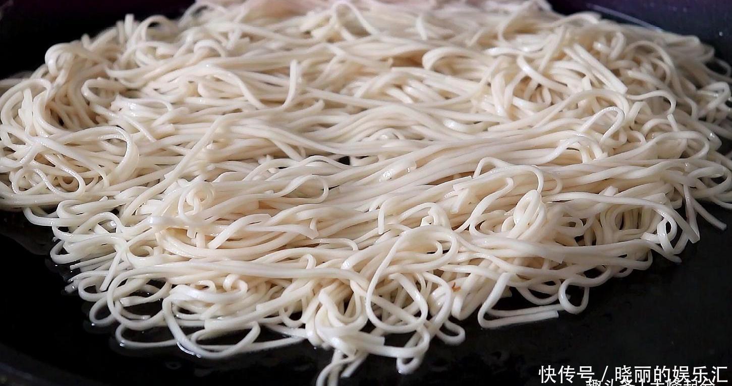 面条别再煮着吃，教你1个新鲜做法，搞定全家早餐，全家都爱吃