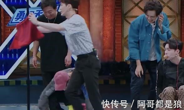 亮点|王一博生理不适坚持录节目却遇上意外，一旁张艺兴的反应才是亮点