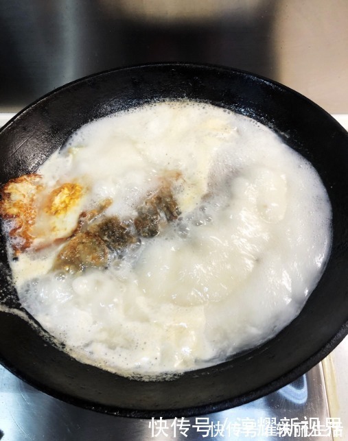 无论煎鱼或煎豆腐，直接用油煎就错了！多做1步，不粘锅不破皮