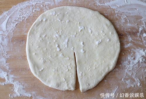 在家烙饼的时候,记住这个小细节,烙出的饼外酥里嫩层次分明!