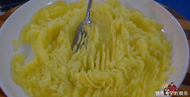 我家土豆从不炖着吃,加1盘面粉,不炖不油炸,比红烧肉还香