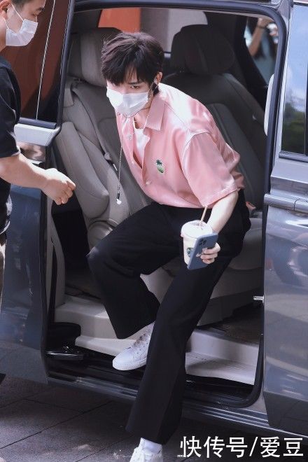 我们粉|210621 丁程鑫《快乐大本营》上班饭拍出炉 才不是小枣糕,我们粉着呢