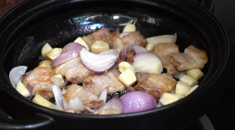 手把手教你做一锅鱿鱼煲,汁浓味美,鲜香营养,好吃还解馋