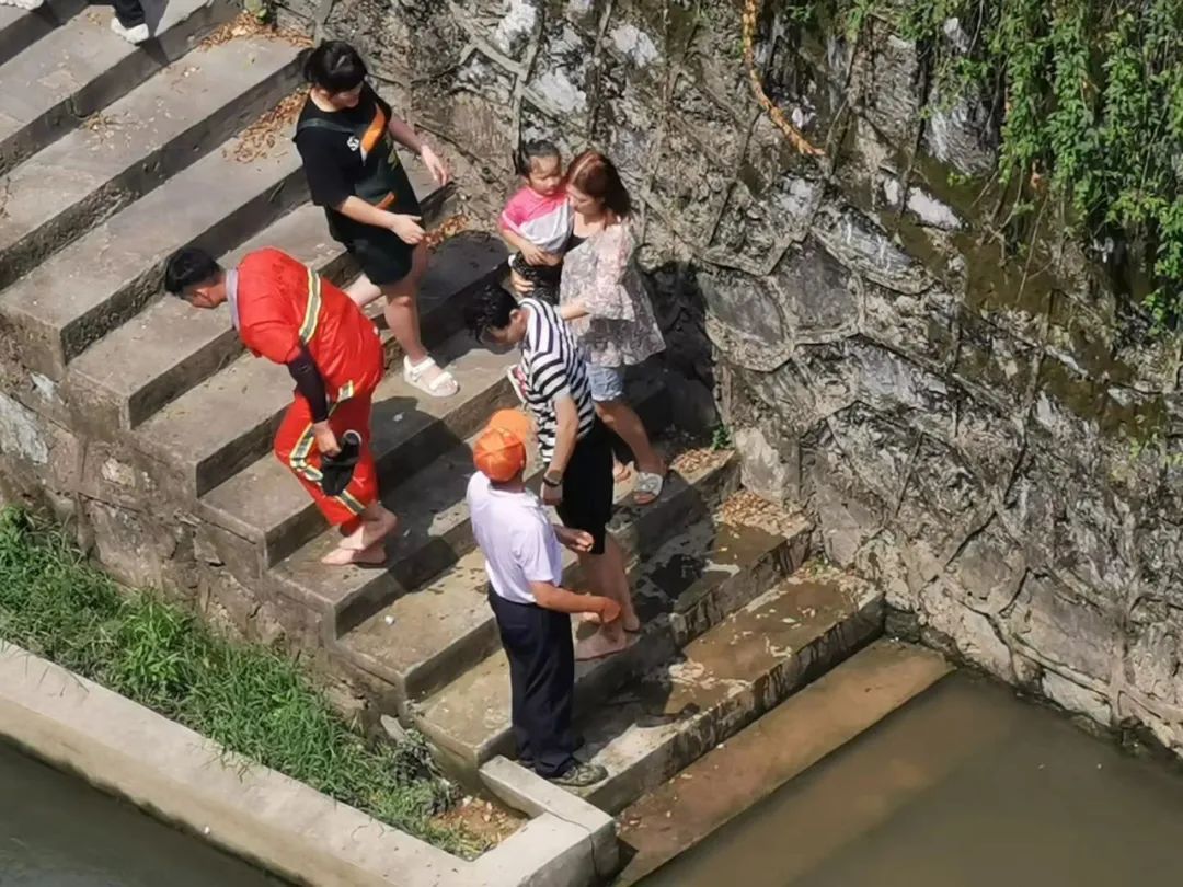 杜翔|女童落水被急流冲走十几米远，有人从数米高堤坝跳入水中！