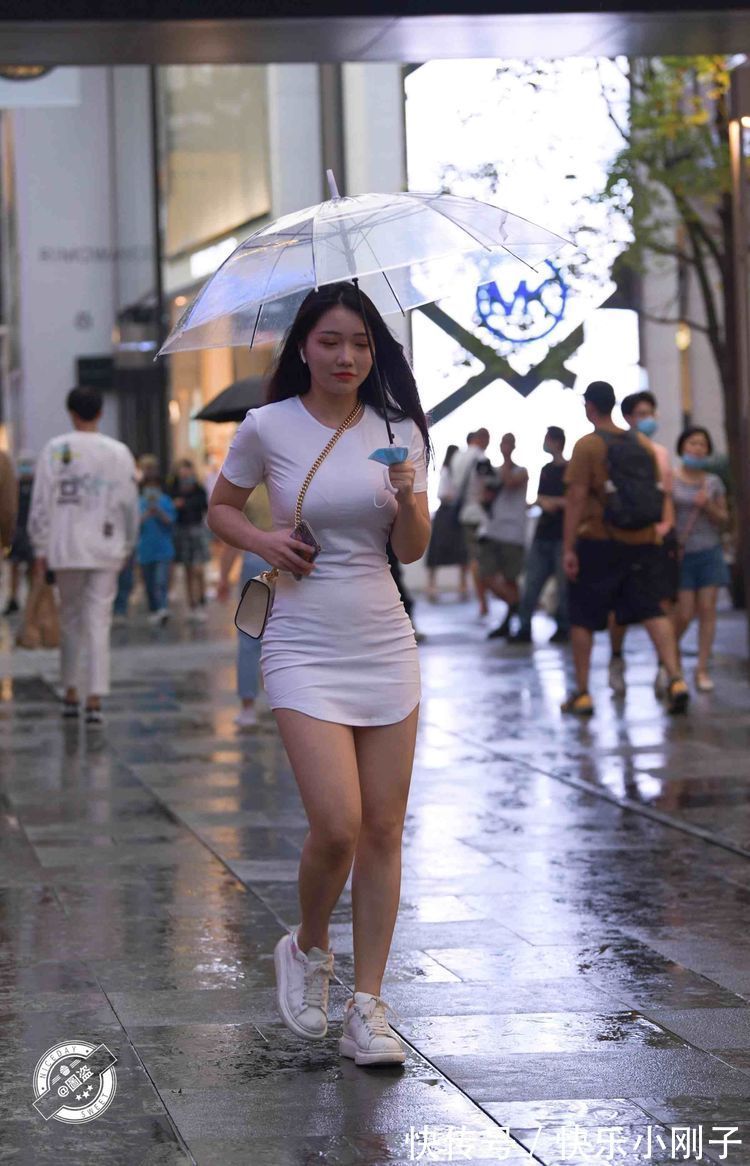 身材 紧绷束腰的连衣裙,个性又不失雅致,身材真好