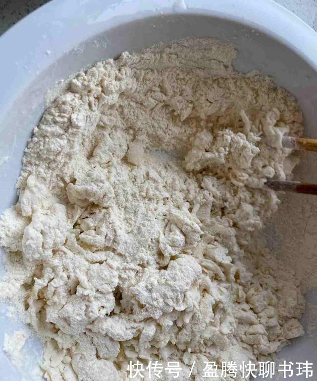 烙饼时，有的人烫面，有的人抹油，其实都错啦，大厨教你正确方法