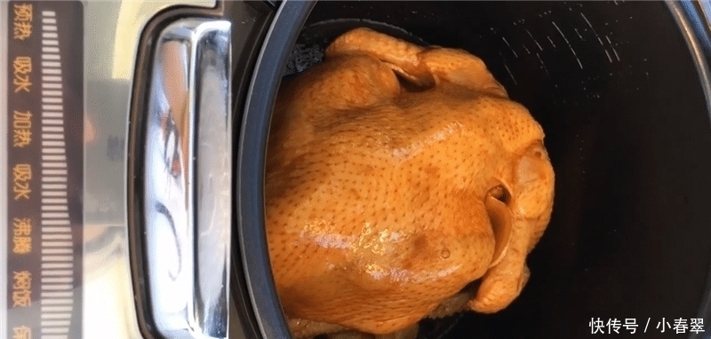 一整只鸡放进电饭锅,不加一滴水,想不到这么好吃,鲜嫩多汁