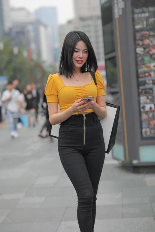 黑色搭配黄色时髦美感十足,休闲的衣服搭配粗跟鞋显气质