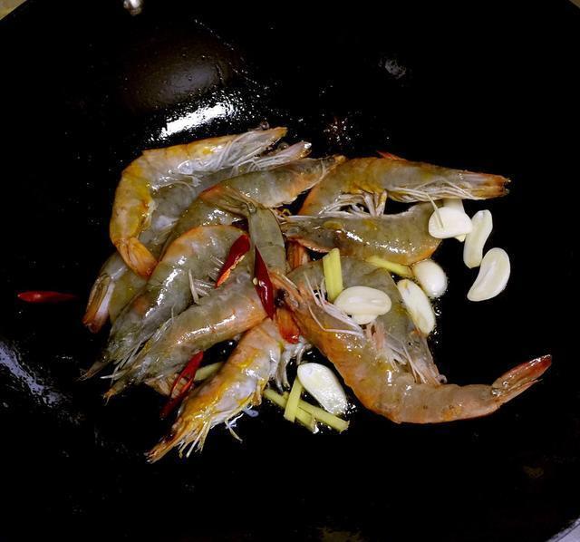 大虾除了煮着吃,还有一道经典做法,春节家宴露一手,全家都爱