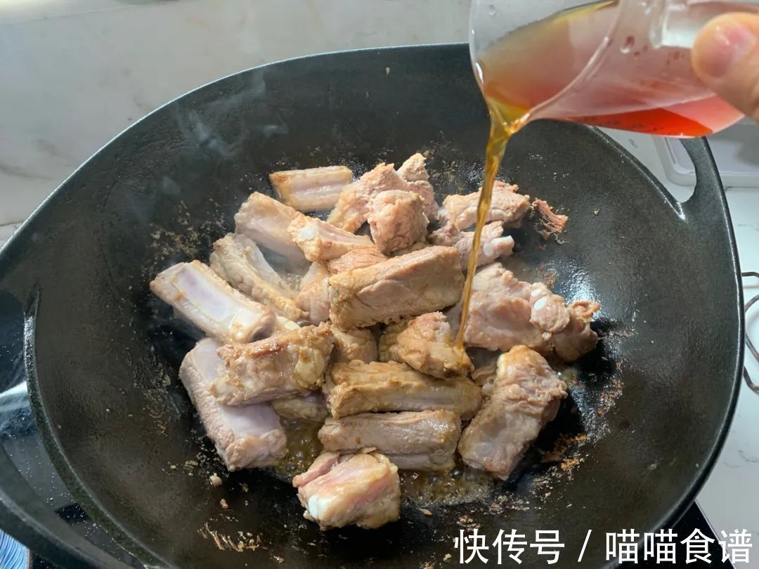 老何说菜丨家庭版红烧排骨，超简单特美味！