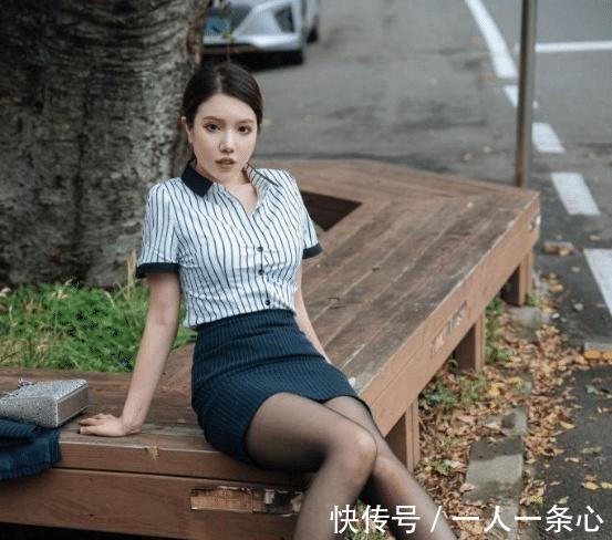衬衫|路边偶遇职场小姐姐，黑色包臀裙配条纹衬衫，回头率肯定很高！