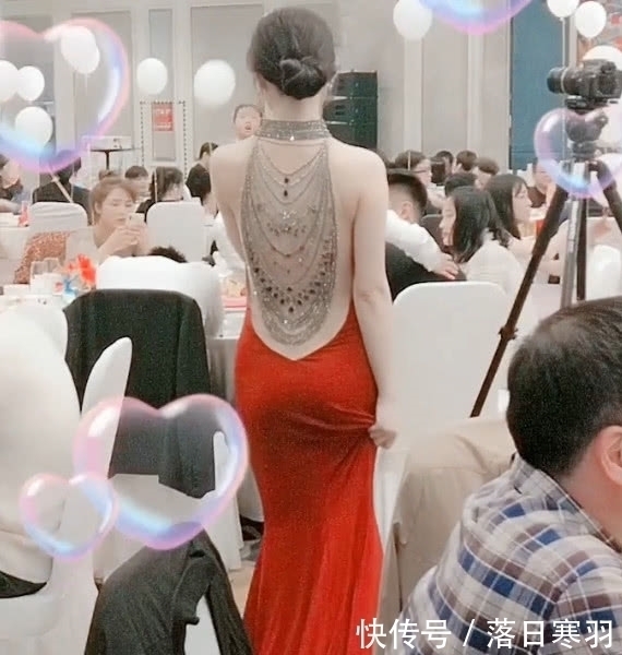 小姐姐|新娘礼服火爆全场,美背比珠宝还亮眼,网友:后面满分,正面差评